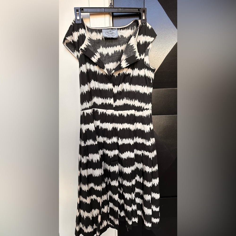 Size 44 (S-M) Prada Dress Black and White Pleated